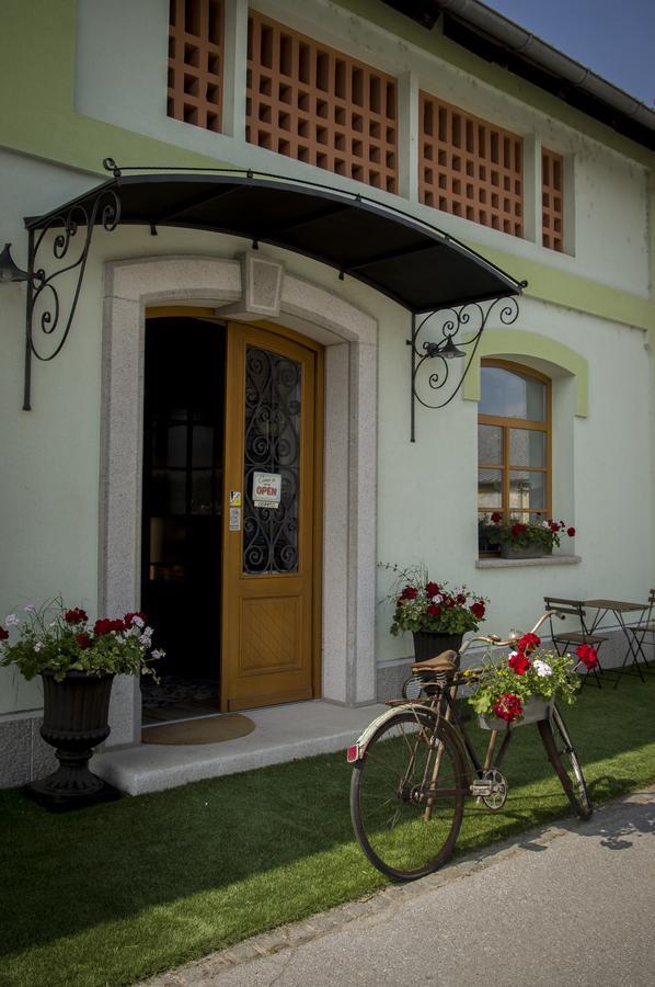 Hostel Hisa Na Travniku Dob 외부 사진