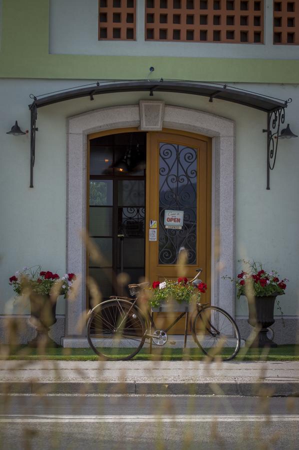 Hostel Hisa Na Travniku Dob 외부 사진
